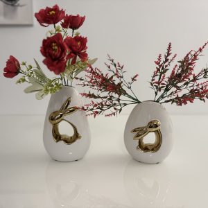 Entdecken Sie unsere Oster-Vasen in Eiform mit charmantem Hasen-Motiv. Diese weißen Keramik-Vasen sind perfekt für Frühlingsdeko und Blumenarrangements.