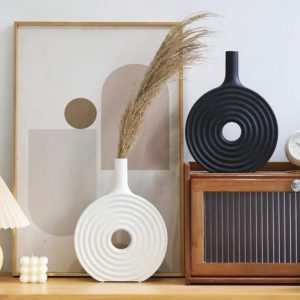 Moderne Ringevase aus Keramik. Setzen Sie ein stilvolles Statement mit diesem einzigartigen Design in Schwarz oder Weiß, perfekt für Trockenblumen.