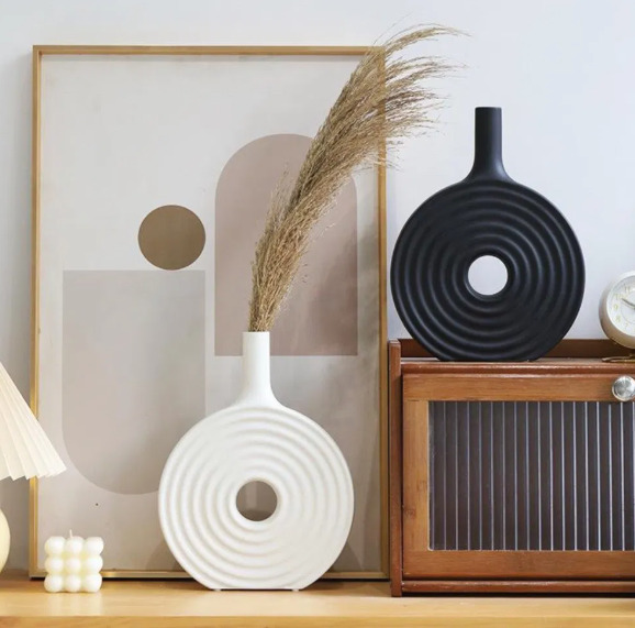 Moderne Ringevase aus Keramik. Setzen Sie ein stilvolles Statement mit diesem einzigartigen Design in Schwarz oder Weiß, perfekt für Trockenblumen.