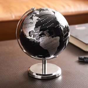 Schwarzer Deko Globus auf einem silbernen Standfuß ist ein Must-have für Reiseliebhaber. Ein stilvolles und modernes Accessoire für Ihr Zuhause.