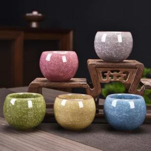 Entdecken Sie diese einzigartigen japanischen Porzellan Teetassen. Die charmante Keramik mit rissiger Optik macht jeden Teegenuss zu etwas Besonderem.