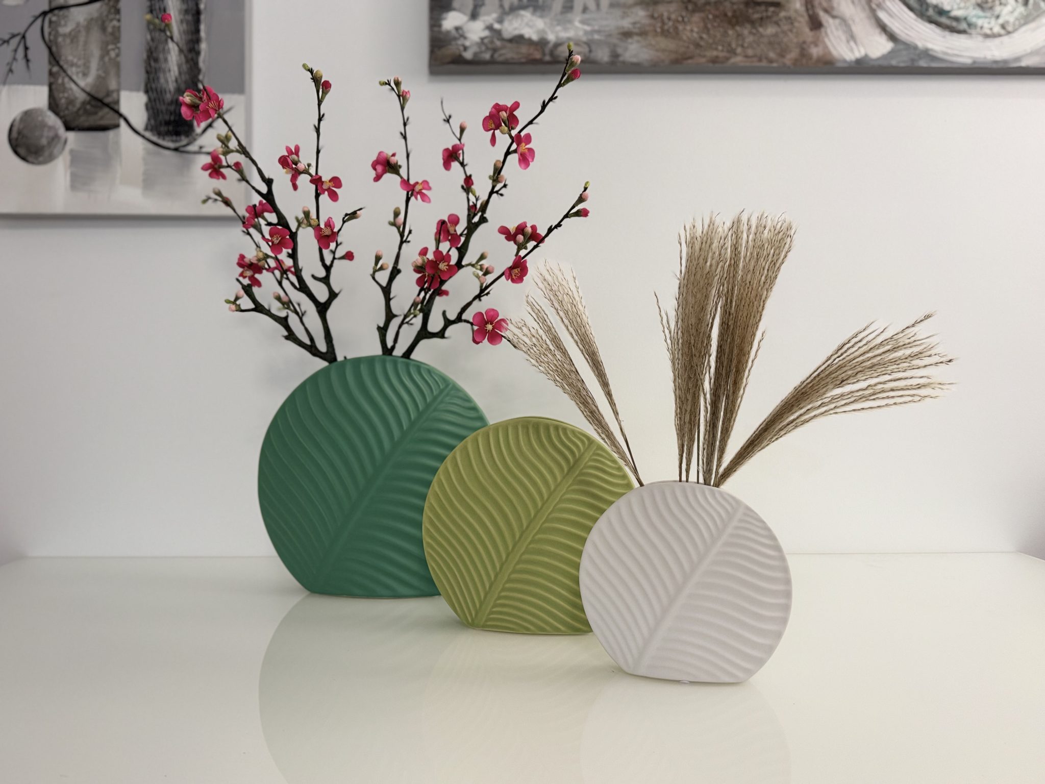 Stilvolle Blatt-Vasen in Pastellfarben. Diese modernen Keramik-Vasen in organischer Form sind perfekt als Deko für Frühling und Sommer.