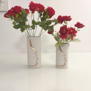 Entdecken Sie unsere minimalistischen Vasen mit Gesichtsprofil in Weiß auf schwarzer Keramik. Perfekt als stilvolles Statement für Ihr Zuhause.